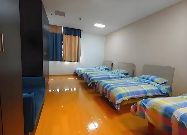 53岁朱茵住山里开破车？